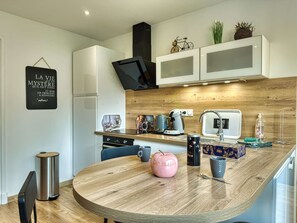 Een koelkast, een magnetron, een oven, een kookplaat