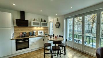 Een koelkast, een magnetron, een oven, een kookplaat