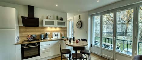 Réfrigérateur, micro-ondes, four, plaque de cuisson