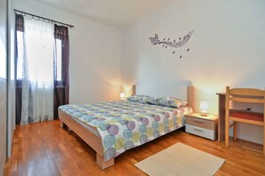 2 bedrooms, iron/ironing board, travel cot, Internet