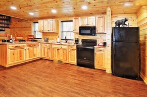 Køleskab, mikrobølgeovn, ovn, kogeplade