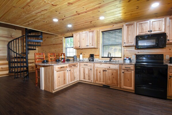 Køleskab, mikrobølgeovn, ovn, kogeplade