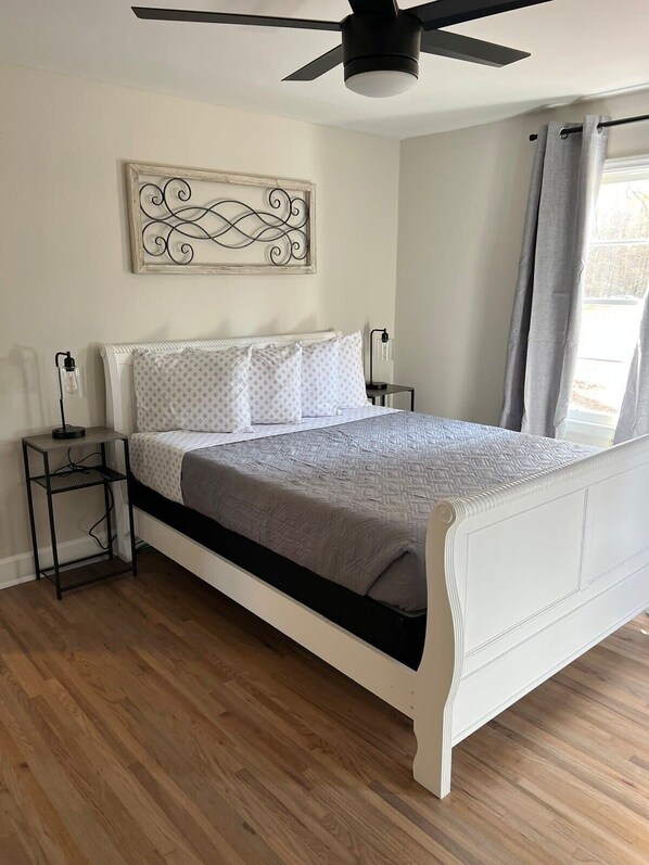 5 bedrooms, iron/ironing board, WiFi, bed sheets