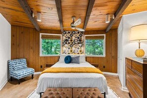 2 bedrooms, iron/ironing board, travel cot, WiFi - Retro Retreat w/ Beaches, Pool + Tennis + Firepit (Montross)