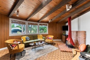 TV, offices - Retro Retreat w/ Beaches, Pool + Tennis + Firepit (Montross)