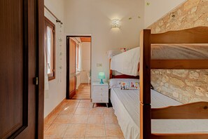 2 slaapkamers, een strijkplank/strijkijzer, gratis wifi, beddengoed