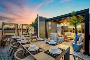 Host a dinner party with seating for 12 - 14 guest all while taking in the beautiful Houston Skyline. - The Green Haus: Luxxe Cabana Rooftop Retreat (Houston)