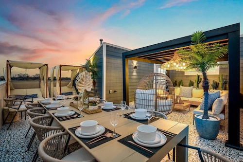 The Green Haus: Luxxe Cabana Rooftop Retreat