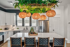Fridge, microwave, oven, stovetop - The Green Haus: Luxxe Cabana Rooftop Retreat (Houston)