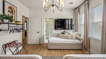4 bedrooms, desk, iron/ironing board, WiFi
