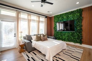 4 bedrooms, desk, iron/ironing board, WiFi - The Green Haus: Luxxe Cabana Rooftop Retreat (Houston)
