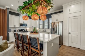 Fridge, microwave, oven, stovetop - The Green Haus: Luxxe Cabana Rooftop Retreat (Houston)