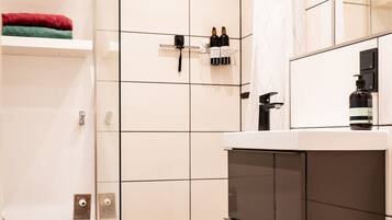 Haartrockner, Handtücher, Seife, Toilettenpapier