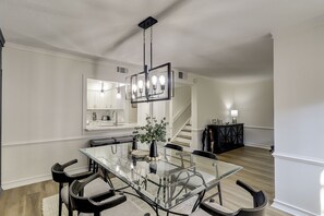 Dining - Spectacular 3 BR 3.5 BA townhome Cutter Court Beach Gear & Bike Rentals Included (Hilton Head Island)