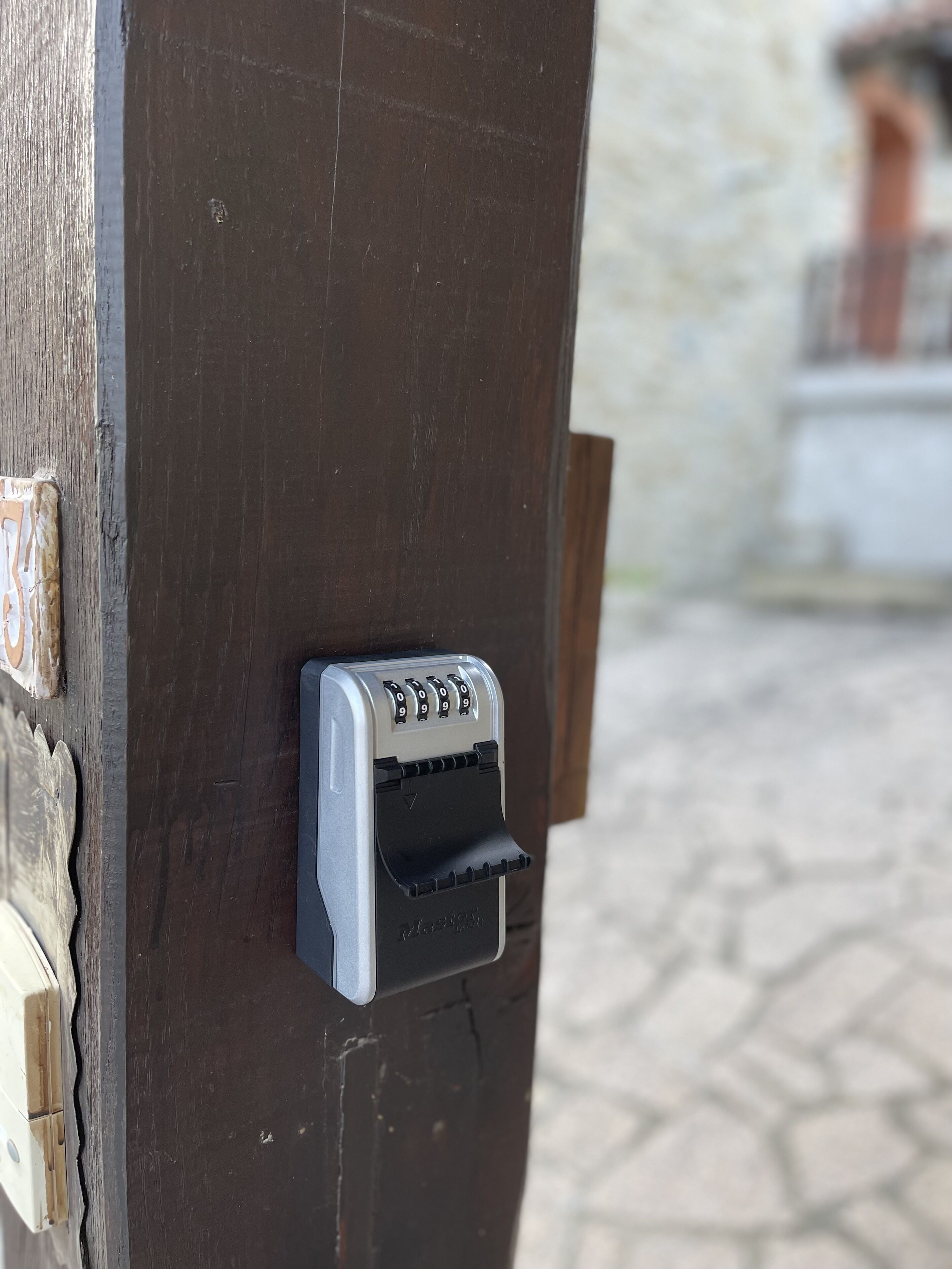 Una puerta con cerradura electrónica.