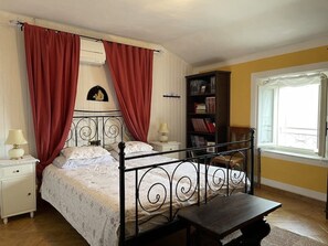 3 chambres, bureau, fer et planche à repasser, lit parapluie