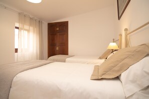 3 slaapkamers, een strijkplank/strijkijzer, gratis wifi, beddengoed