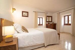 3 slaapkamers, een strijkplank/strijkijzer, gratis wifi, beddengoed