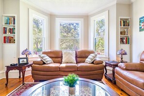 TV, offices - The Estate at Mount Dora * Historic Home * Walk to Downtown (Mount Dora)