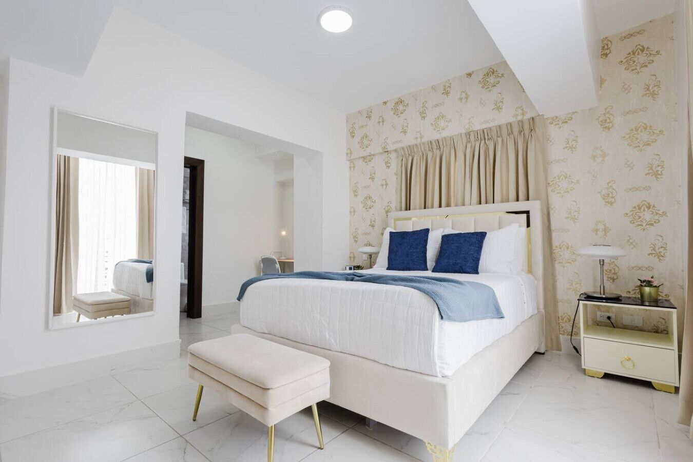 2 habitaciones, escritorio, tabla de planchar con plancha y wifi 