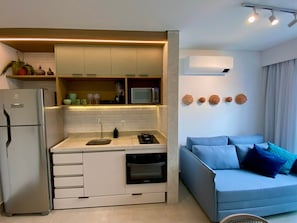 Apartment | Private kitchen | Full-size fridge, microwave, oven, stovetop - Green Porto 207 (Ipojuca)