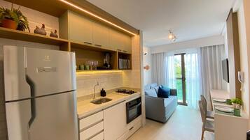 Apartamento | Cozinha privada | Geladeira grande, micro-ondas, fogão, cooktop