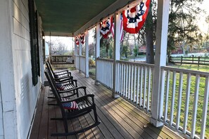 Terrace/patio - Cozy Historic Bellbrook Farmhouse - Walk to Downtown (Bellbrook)