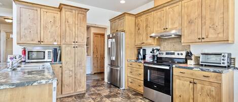 House, 4 Bedrooms | Private kitchen | Fridge, oven, coffee/tea maker, toaster