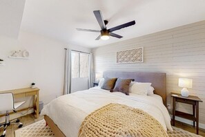 Condo, 1 Bedroom | 1 bilik tidur, meja, ruang kerja komputer riba, seterika/papan seterika 