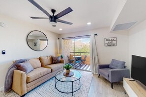 Condo, 1 Bedroom | Ruang tamu | TV Pintar 