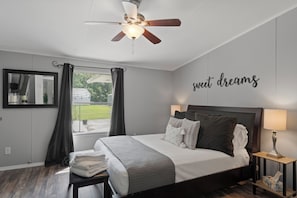 4 bedrooms, desk, iron/ironing board, travel crib - NEW Farmhouse! Hot tub, Fire Pit & Yard Games (Green Cove Springs)