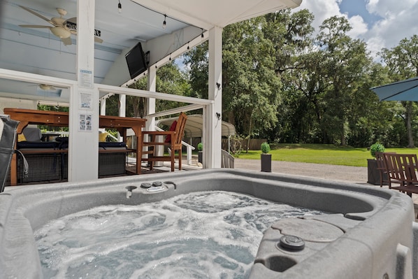 Terrace/patio - NEW Farmhouse! Hot tub, Fire Pit & Yard Games (Green Cove Springs)