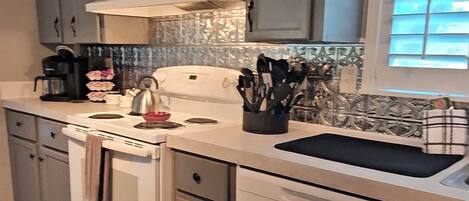 Frigorífico, microondas, horno y placa de cocina