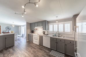 Fridge, microwave, oven, stovetop - NEW Farmhouse! Hot tub, Fire Pit & Yard Games (Green Cove Springs)