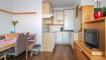 Kühlschrank, Herdplatte, Wasserkocher mit Kaffee-/Teezubehör