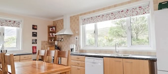 Lovely cosy cottage with stunning loch and mountain views in scenic countryside
