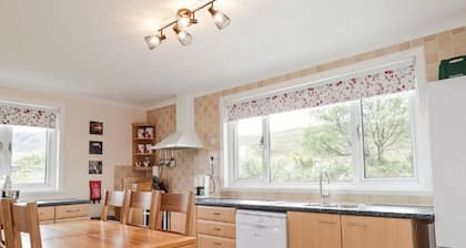 Lovely cosy cottage with stunning loch and mountain views in scenic countryside