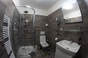 商务客房 | 浴室 | 淋浴设施、吹风机、拖鞋、毛巾