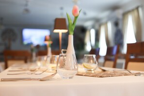 Petit déjeuner, déjeuner et dîner servis sur place