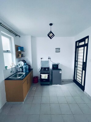 Fridge, microwave, oven, blender - Racecourse Radiance Apartments (Nairobi)