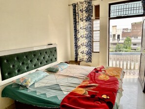 5 bedrooms, desk, WiFi, bed sheets