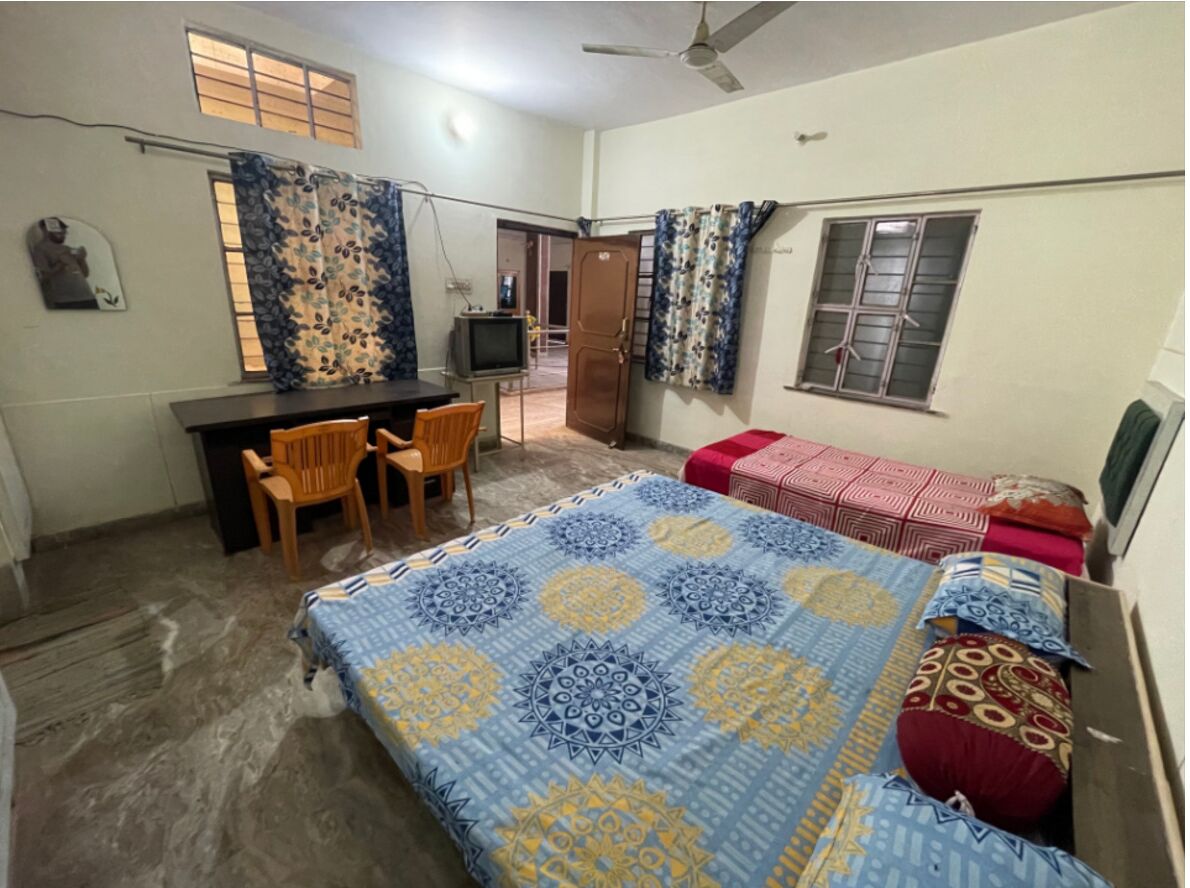 5 bedrooms, desk, WiFi, bed sheets