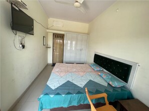 5 bedrooms, desk, WiFi, bed sheets