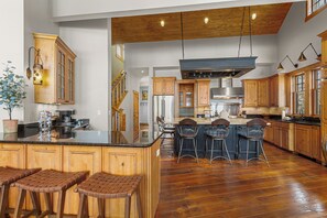 Kylskåp, mikrovågsugn, ugn och spishäll