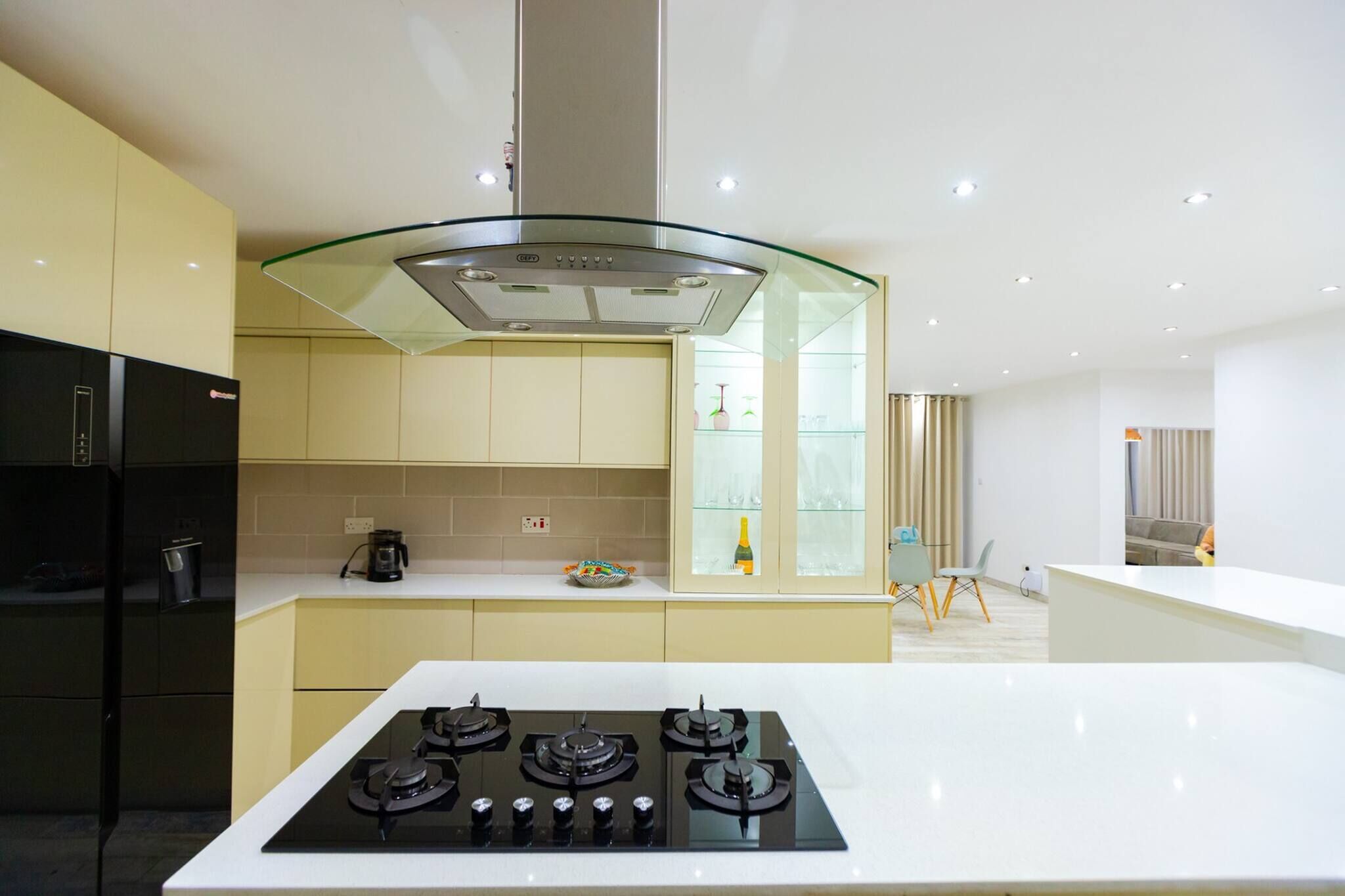 Køleskab, mikrobølgeovn, kogeplade, opvaskemaskine