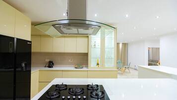 Køleskab, mikrobølgeovn, kogeplade, opvaskemaskine