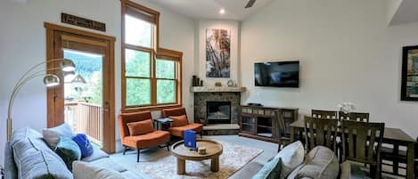 Smart TV, fireplace