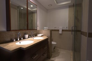 Haartrockner, Bidet, Handtücher, Seife