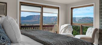 Expansive Monument Home: Hot Tub & Mountain Views!