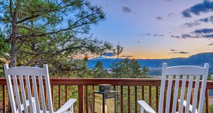 Expansive Monument Home: Hot Tub & Mountain Views!